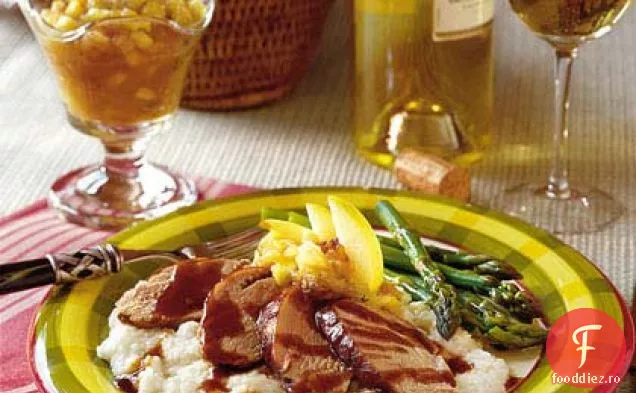 Carne de porc cu arțar-Chipotle pe grâu Gouda afumat cu sos de mere cu ceapă dulce