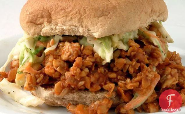 Tempeh neglijent Joes cu salată de varză