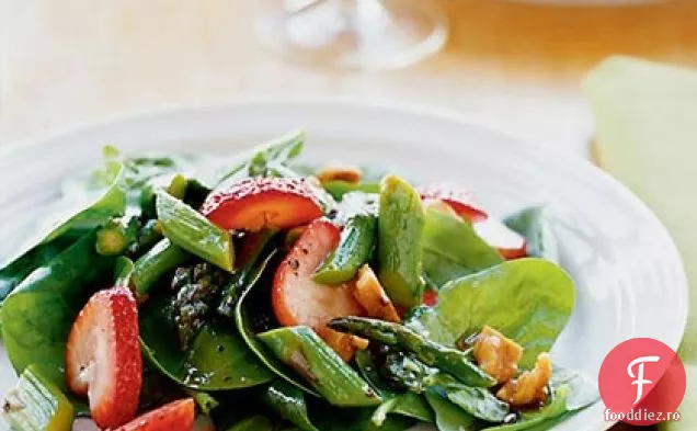 Salată de spanac, sparanghel și căpșuni