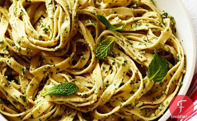 Fettuccine cu Pesto de mentă, nucă și Gorgonzola