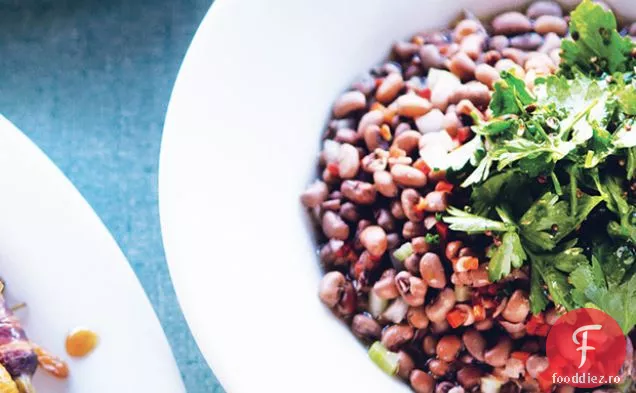 Mazăre roșie din insula mării cu salată de frunze de țelină