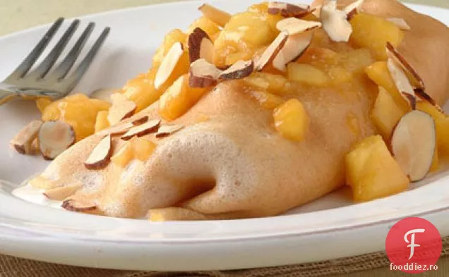 Crepe de scorțișoară cu piersici și cremă de brânză