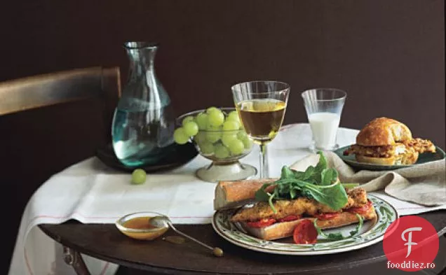 Pui la cuptor și roșii prăjite lent pe o baghetă