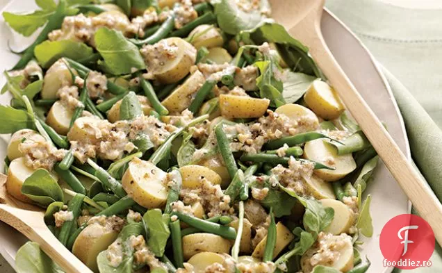 Salată de rucola, cartofi și fasole verde cu sos de nuci
