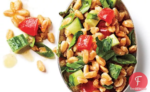 Salată Farro de roșii și castraveți