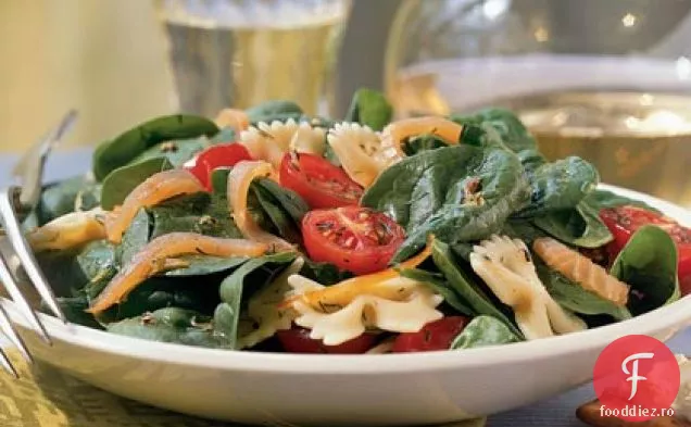 Salată Farfalle de vară cu somon afumat
