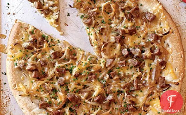 Cârnați de pui, ceapă dulce și pizza cu fenicul