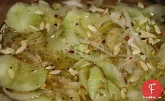 Salată picantă, dulce și acră de castraveți