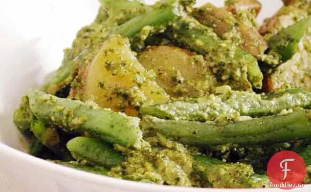Fasole verde și cartofi aruncați cu Pesto