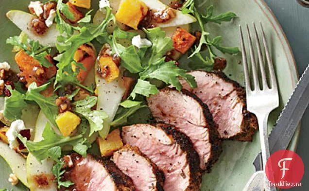 Carne de porc frecată cu condimente cu salată de nucă prăjită