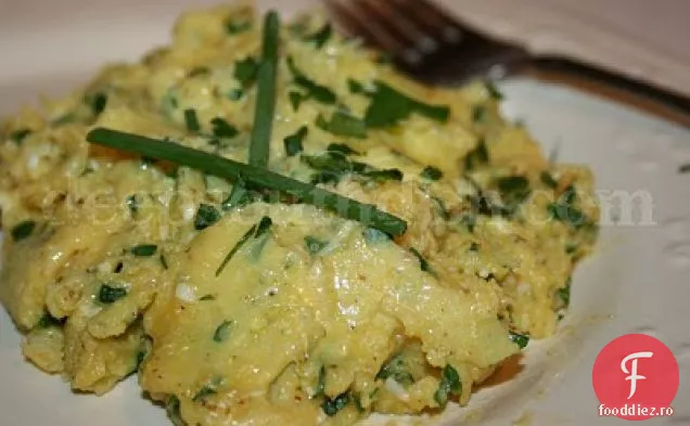 Ouă Amestecate cremoase cu ierburi proaspete de grădină