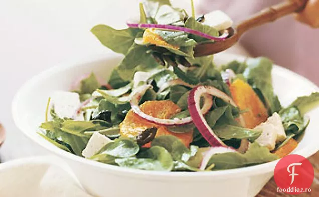 Salată de rucola și mentă cu măsline negre vindecate cu ulei, portocale și salată de Ricotta