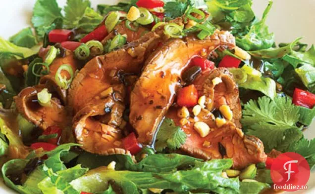 Salată de friptură de flanc fierbinte cu pansament chinezesc de fasole neagră