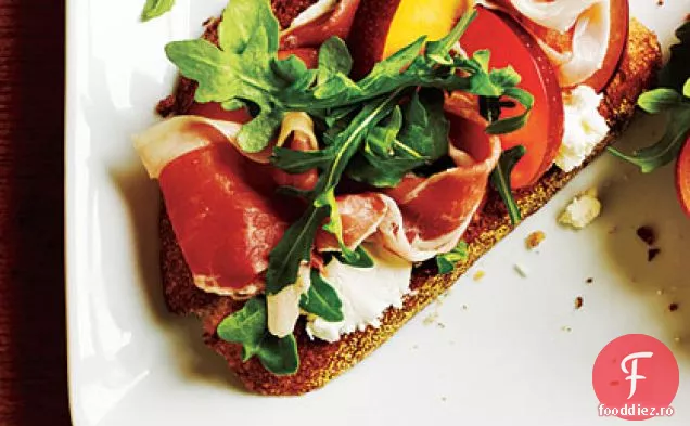 Sandvișuri cu Prosciutto și prune cu față deschisă