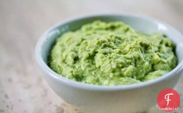 Baie de fasole Fava cu brânză de capră și usturoi