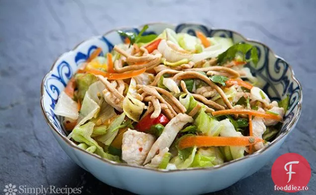Salată ușoară de pui chinezesc cu tăiței Chow Mein