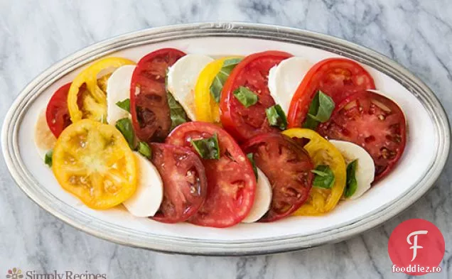 Salată Caprese cu roșii, busuioc și Mozzarella