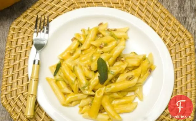 Penne Cremoasă De Dovleac Cu Salvie Crocantă Și Nuci Pecan Prăjite
