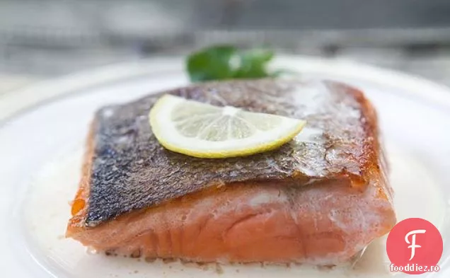 Somon cu sos de smântână de lămâie
