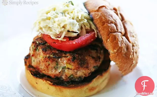 Burger picant de curcan la grătar cu salată de varză