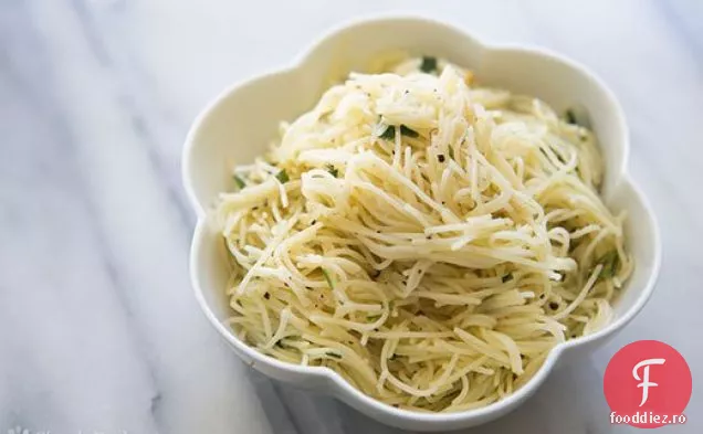 Paste cu păr de înger cu usturoi, ierburi și parmezan