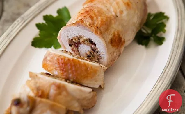 Piept de curcan umplut cu slănină, afine, umplutură de pesmet