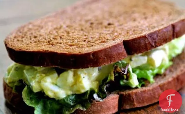 Sandwich rapid și ușor cu salată de ouă
