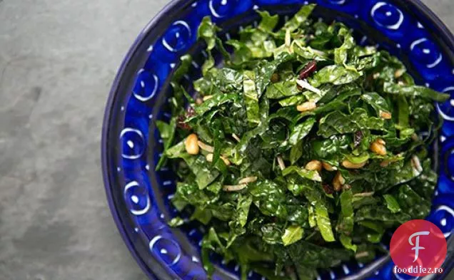 Salată de Kale cu Balsamic, nuci de pin și parmezan