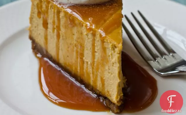 Cheesecake De Dovleac Cu Crustă De Ghimbir Și Sos De Caramel