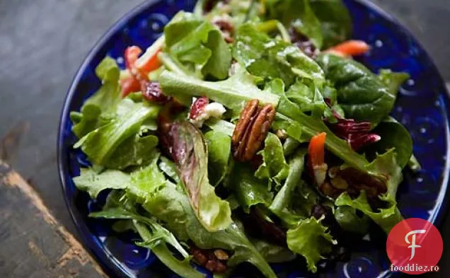 Salată verde mixtă cu nuci pecan, brânză de capră și vinetă de muștar cu miere