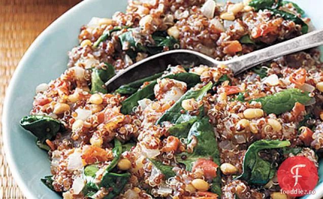 Pilaf de Quinoa roșie cu roșii, spanac și nuci de pin