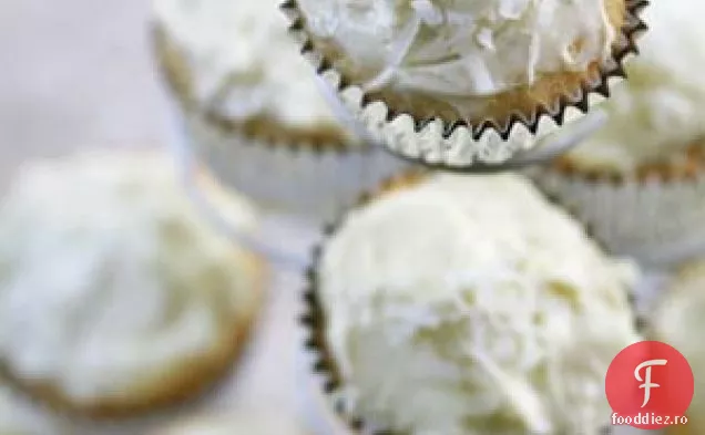 Cupcakes cu nucă de cocos cu glazură de brânză cremă de nucă de cocos