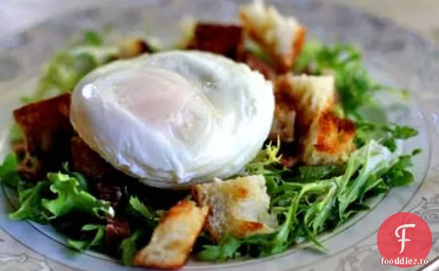 Salată de ouă și slănină poșată-salată Lyonnaise