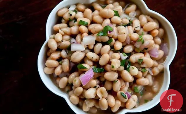 Salată rapidă și ușoară de fasole albă