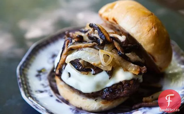 Burger de vită și ciuperci la grătar