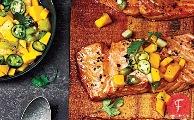 Scândură de cedru-somon la grătar cu Salsa de Mango Kiwi