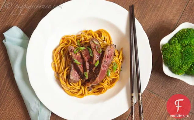 Carne de vită la grătar în stil thailandez cu tăiței