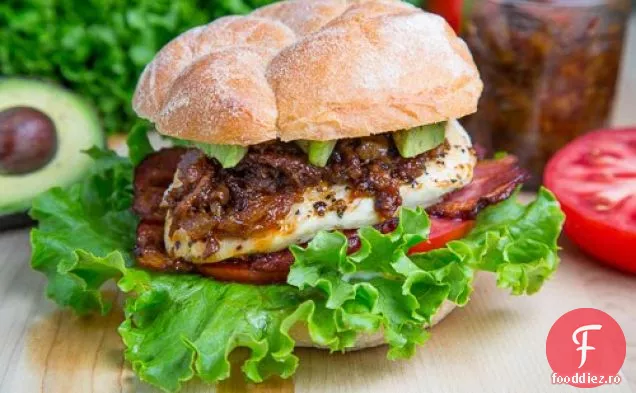 Bacon Jam Chicken Club Sandwich cu avocado și maioneză Chipotle