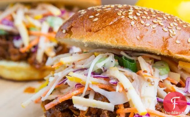 Apple BBQ tras sandwich-uri de pui cu mere Slaw