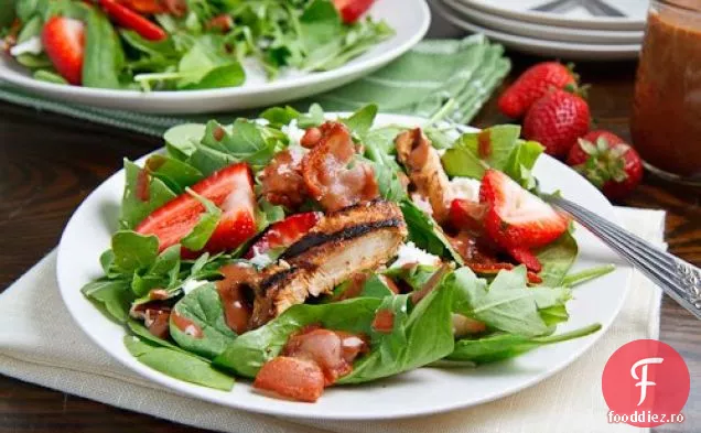 Salată de pui la grătar cu căpșuni și Balsamic