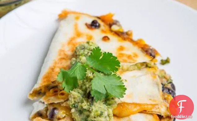 Quesadillas de porumb caramelizat și fasole neagră cu salsa de dovlecei prăjiți