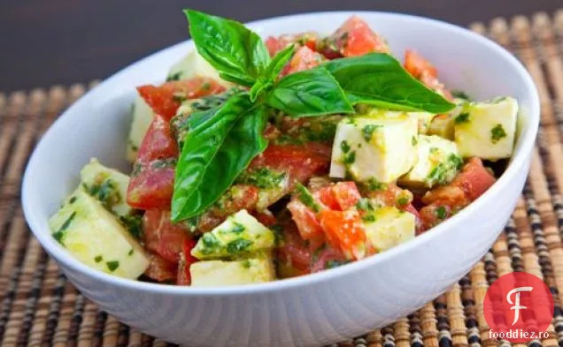 Salată Caprese tăiată cubulețe cu un sos Pesto