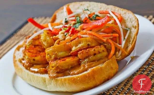 Sandwich picant de creveți cu arahide cu Slaw în stil thailandez