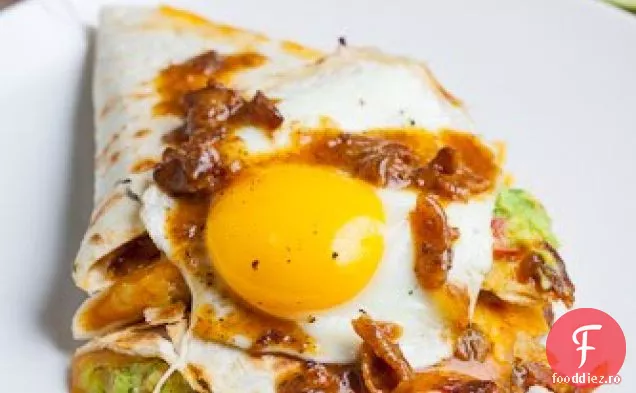 Gem de Bacon și guacamole Quesadilla cu ou prăjit cu gem de Bacon Vinaigrette burniță