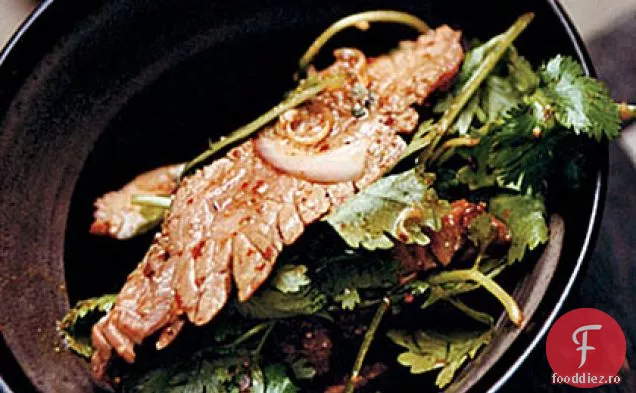 Salată caldă de friptură de flanc cu mentă și coriandru