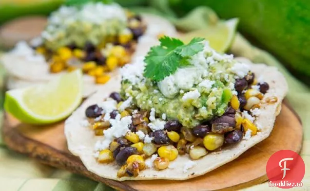 Tacos de porumb caramelizat și fasole neagră cu salsa de dovlecei prăjiți și cremă Poblano prăjită