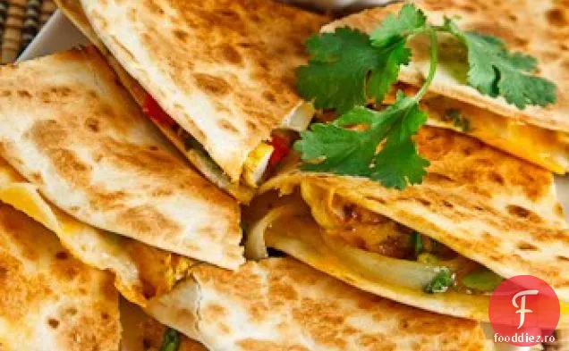 Quesadillas satay de pui cu sos picant de arahide