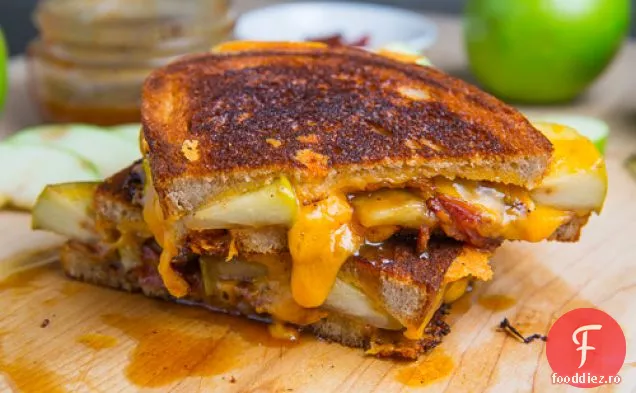 Sandwich cu brânză la grătar cu mere Caramel (cu slănină)
