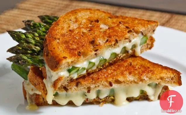 Sandwich Cu Brânză La Grătar Cu Sparanghel