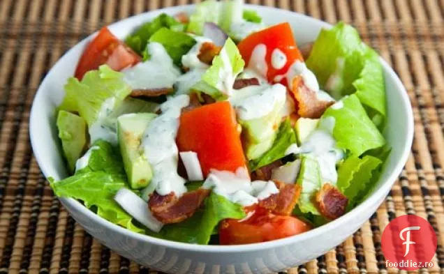 Salată BLT cu avocado și un sos de brânză albastră